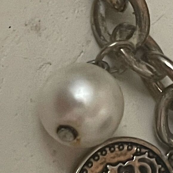 7.5” silver tone bracelet 4 simulated pearl charms 2 heart charms 2 medallions - Picture 3 of 9